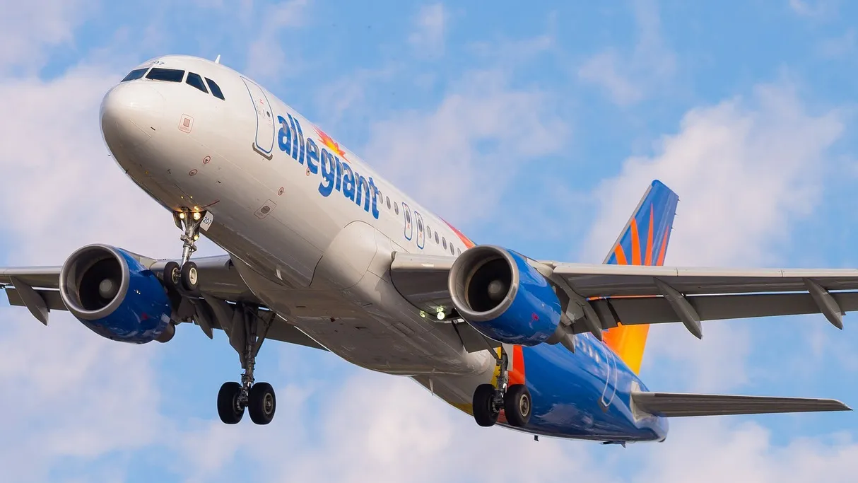 Pesawat komersial Allegiant melintas di udara sebagai ilustrasi laporan keuangan