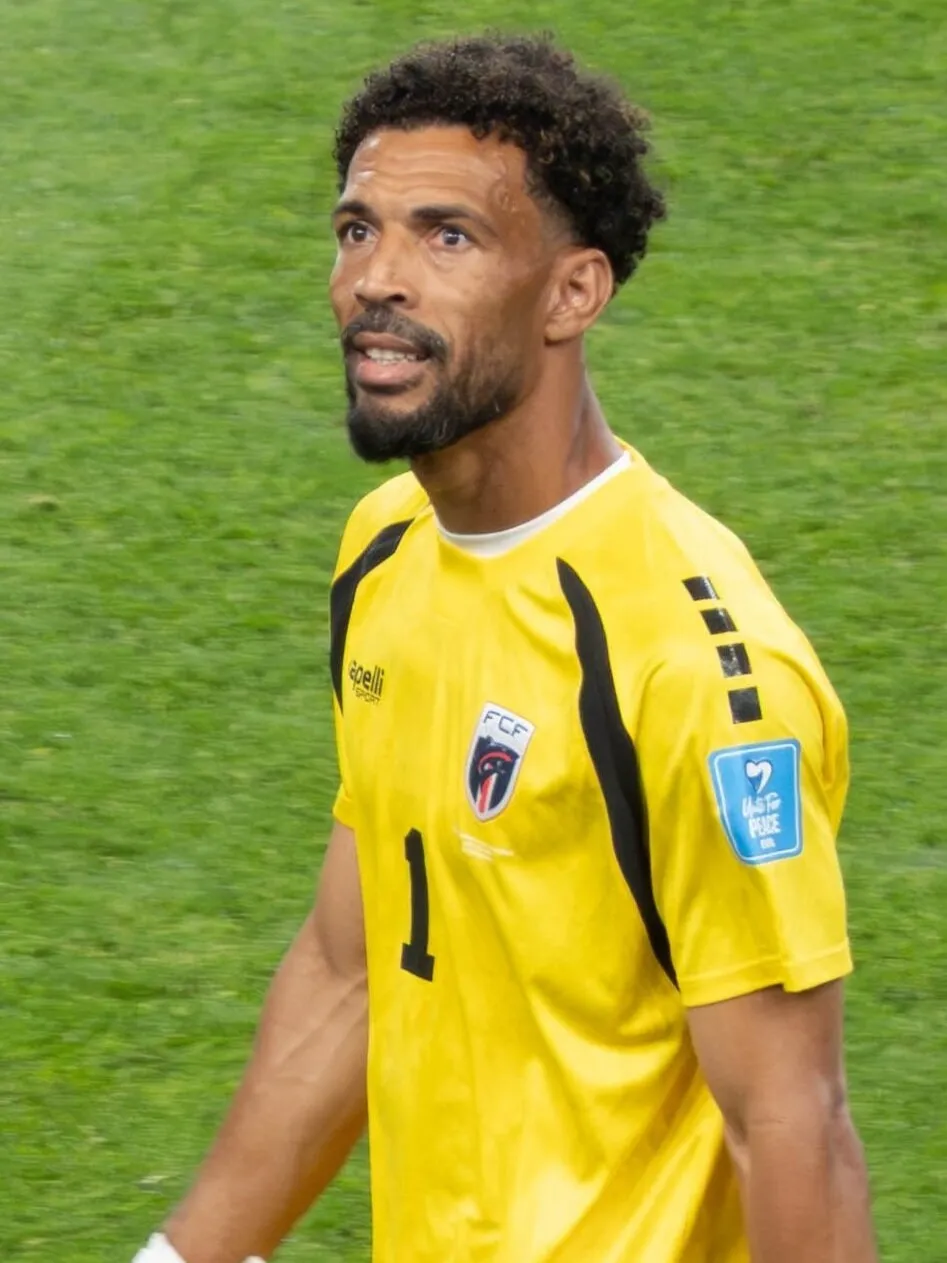 Kiper Cape Verde Vozinha saat beraksi di lapangan hijau