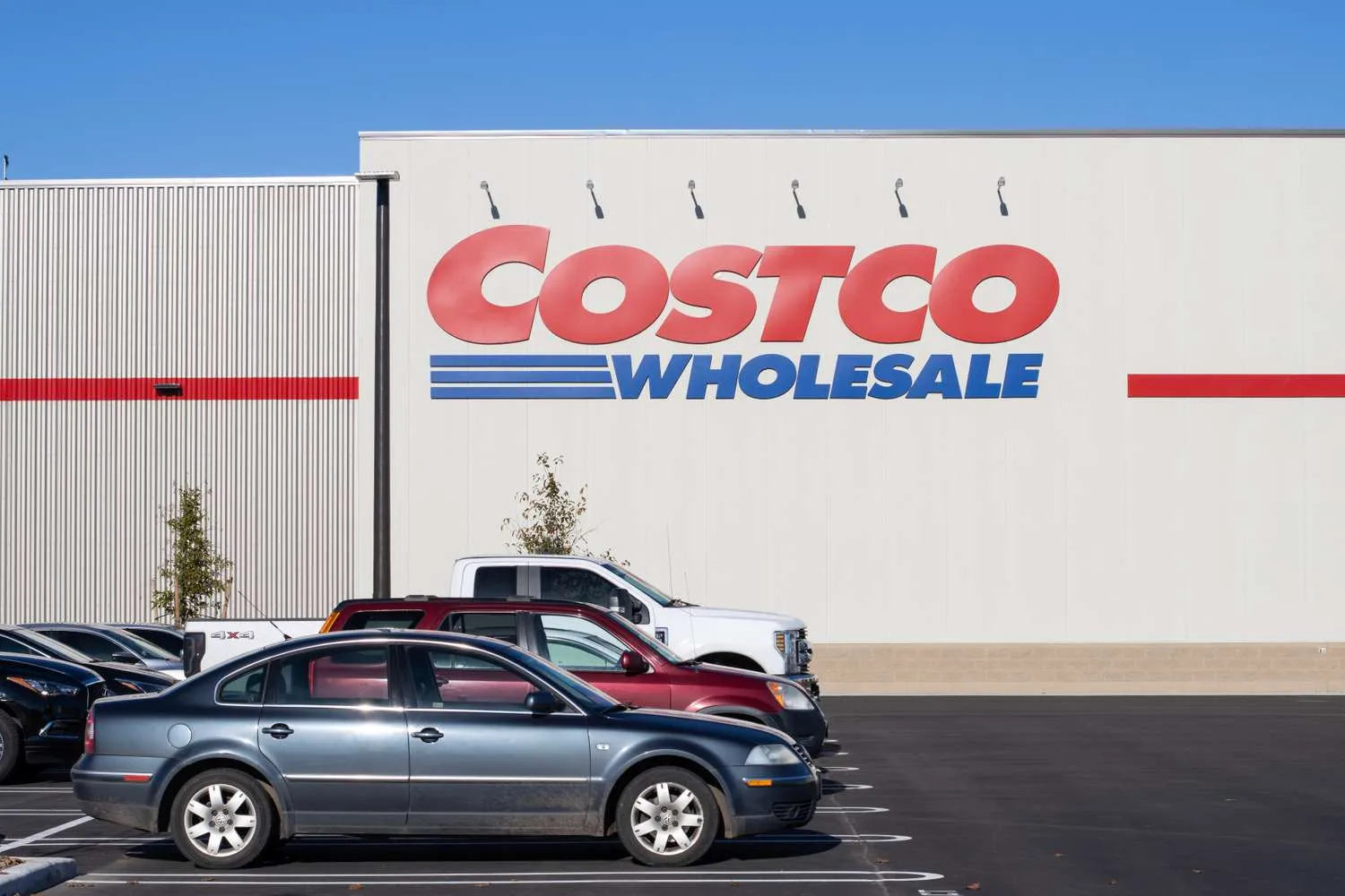 Botol Kirkland Organic Maple Syrup Costco di atas rak toko