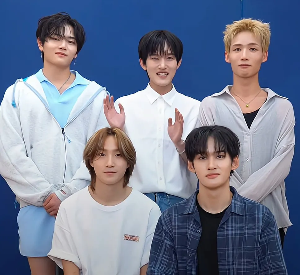 Grup boyband 1Verse yang beranggotakan lima orang termasuk mantan pembelot Korea Utara