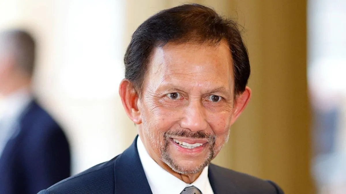 Sultan Brunei dan mantan istri yang gelarnya dicopot