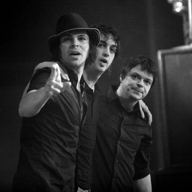 Band rock asal Inggris Supergrass saat tampil di atas panggung