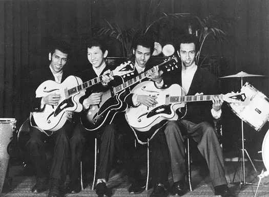 Grup musik legendaris The Tielman Brothers saat tampil di atas panggung