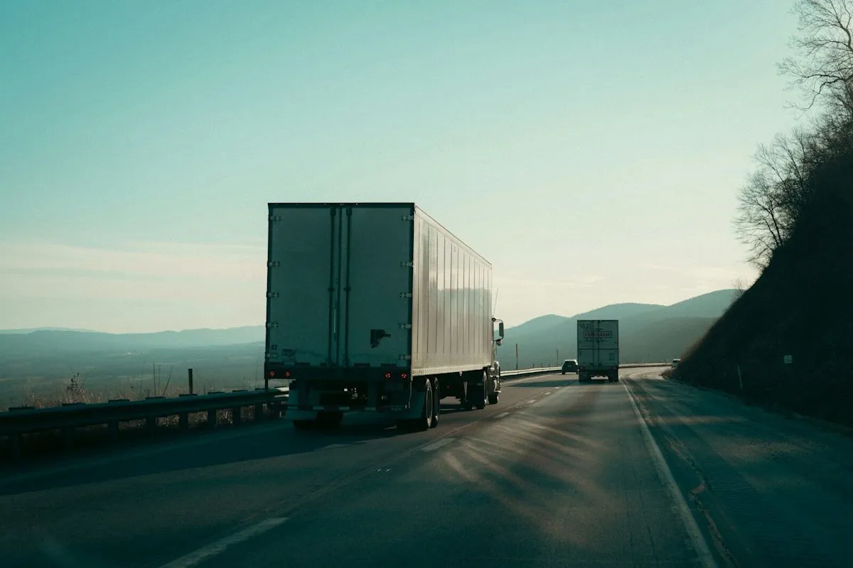 Truk otonom Kodiak yang sedang diuji coba di jalan raya California