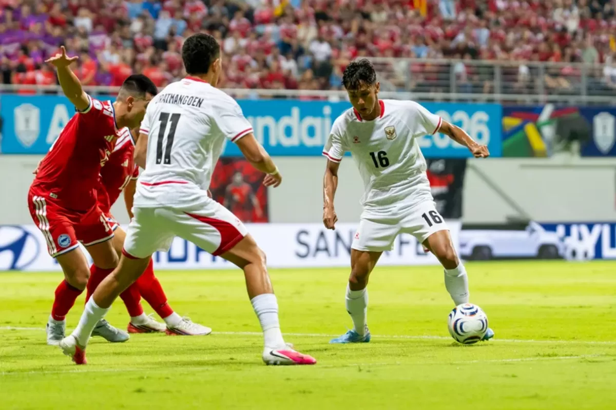 Pelatih Timnas Indonesia John Herdman memberikan arahan di pinggir lapangan