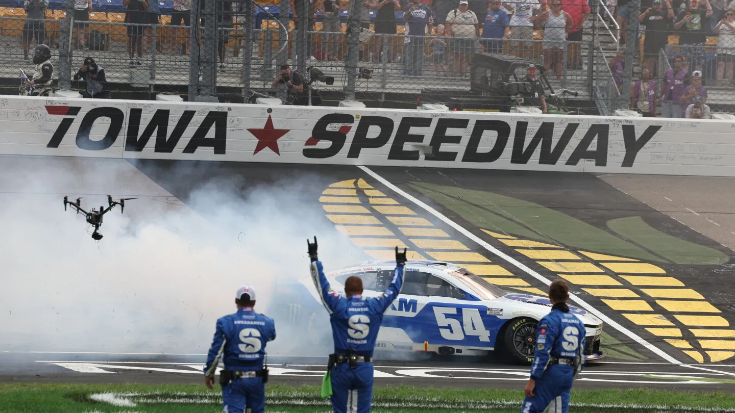 Ty Gibbs merayakan kemenangan di Iowa Speedway bersama tim NASCAR