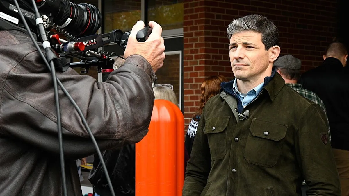 Koresponden CBS News Matt Gutman dalam sebuah acara peliputan berita
