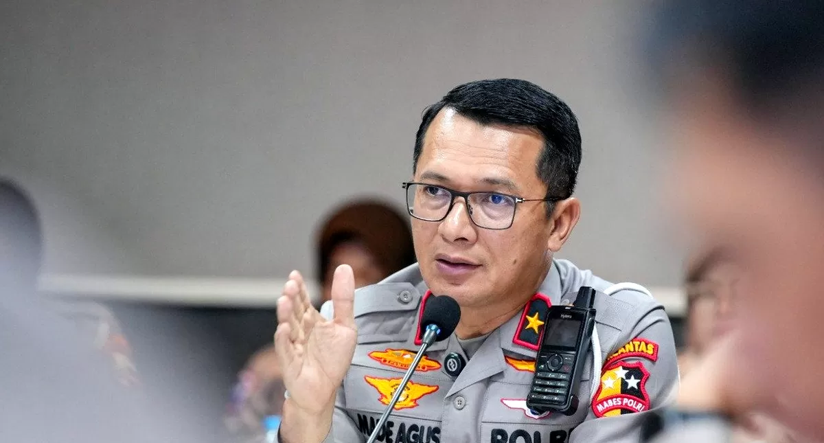 Petugas polisi lalu lintas mengatur arus kendaraan di jalan raya
