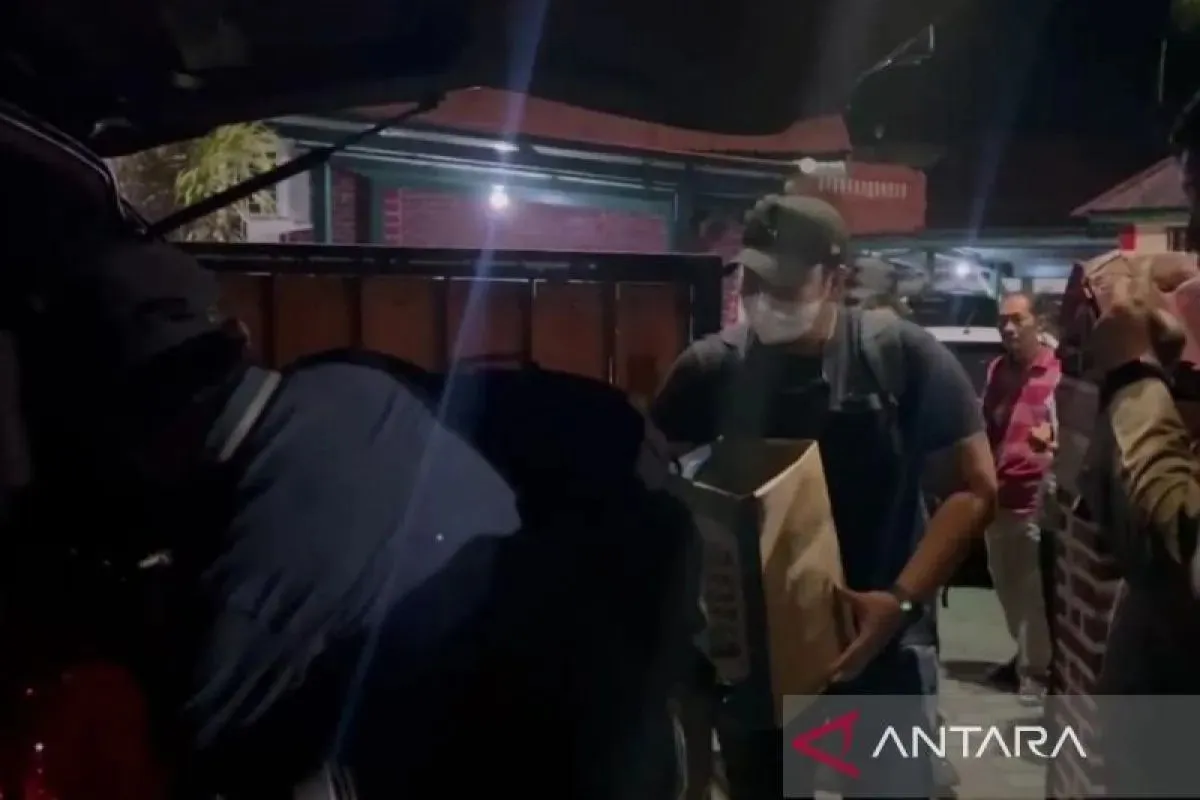 Penyidik KPK membawa koper berisi dokumen usai penggeledahan di Bengkulu