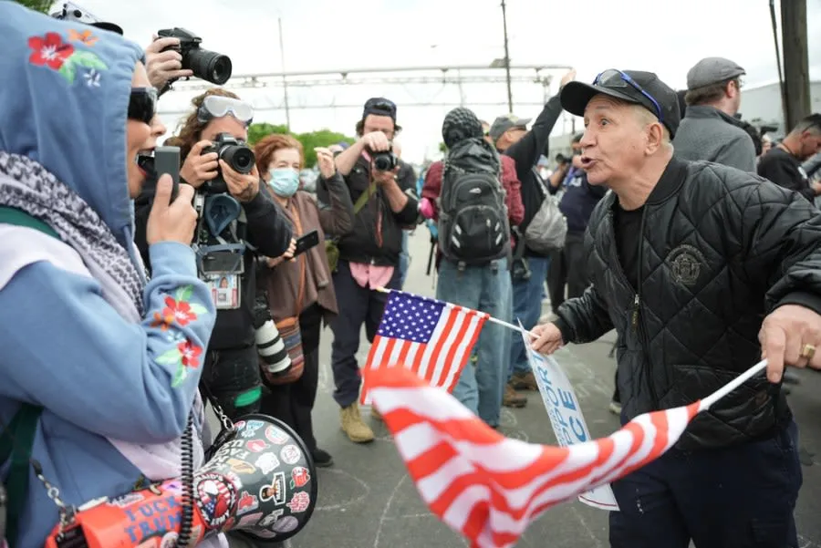 Warga Amerika Serikat berjalan di perkotaan dengan latar belakang gedung perkantoran