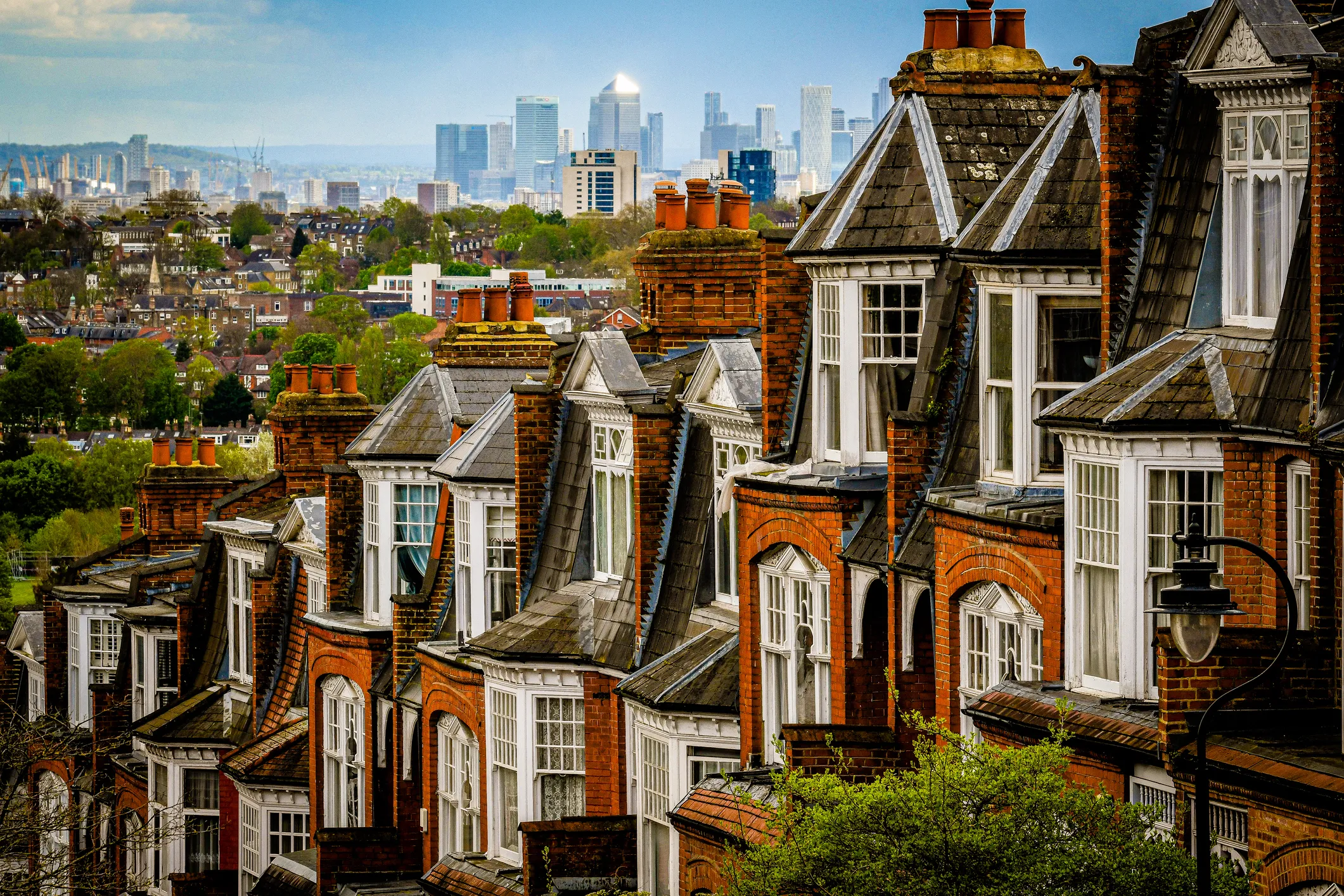 Ilustrasi kawasan perumahan dan apartemen di London yang terdampak krisis properti UK 2026