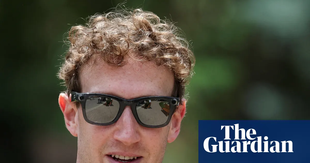 Kapal pesiar mewah Launchpad milik Mark Zuckerberg berlayar di laut