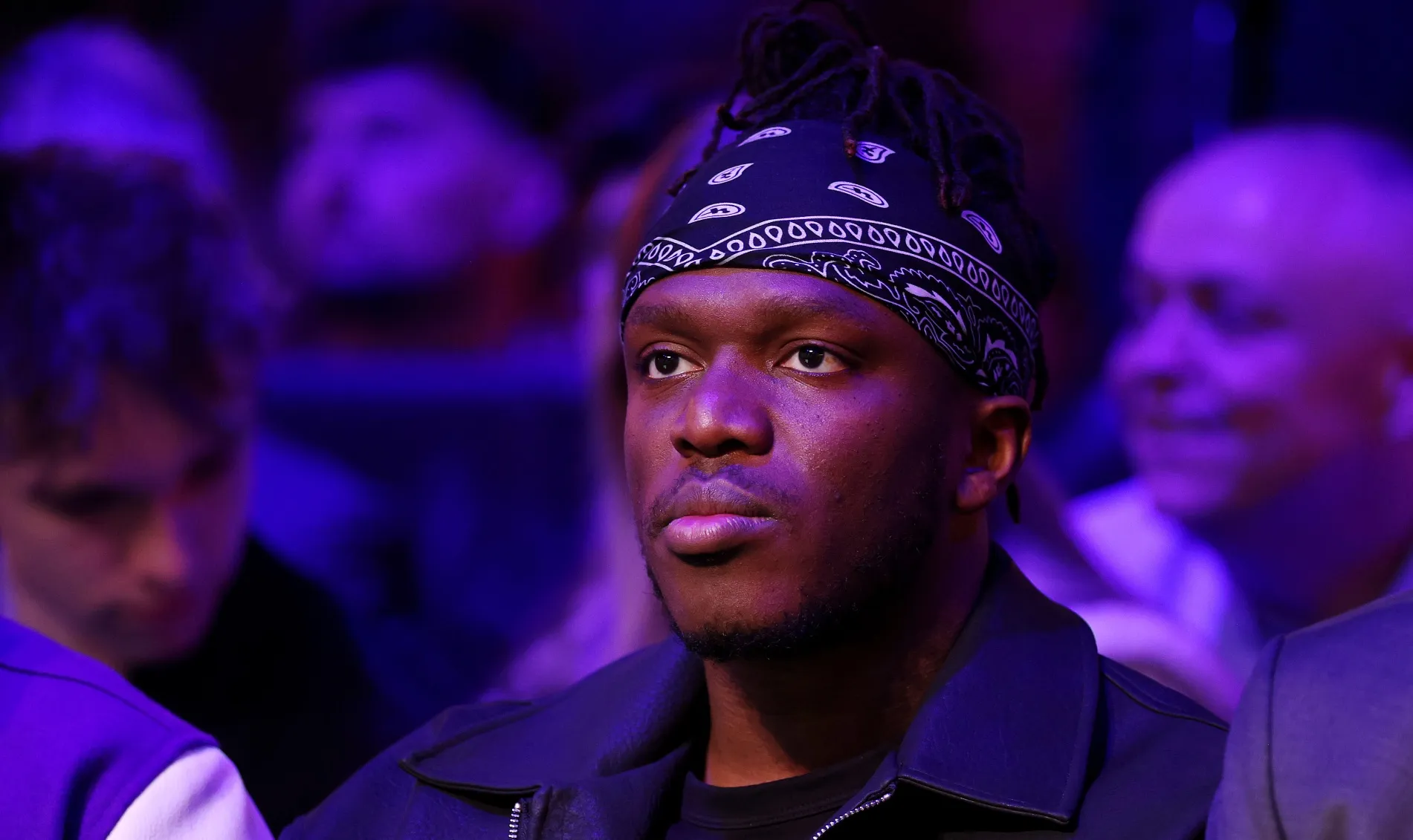 Kreator KSI dan logo klub Dagenham & Redbridge dalam kerja sama penyiaran DAZN