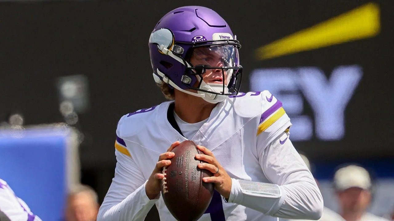 Quarterback Minnesota Vikings Kyler Murray bersiap melempar bola dalam laga pramusim