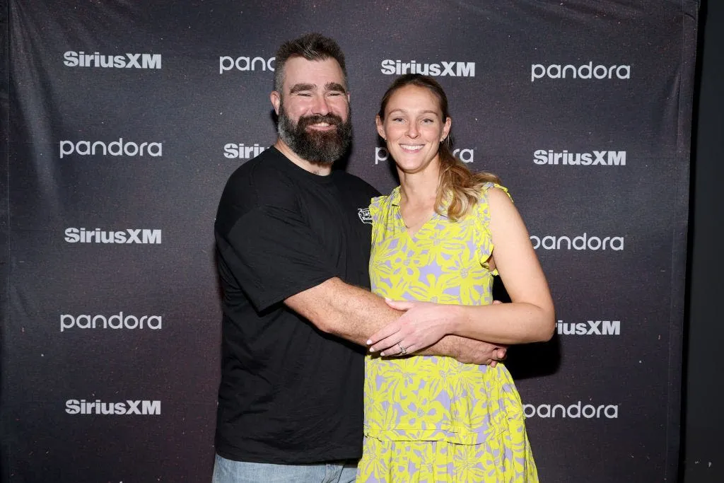 Kylie Kelce dan Jason Kelce membahas rencana nama anak laki-laki dalam siniar
