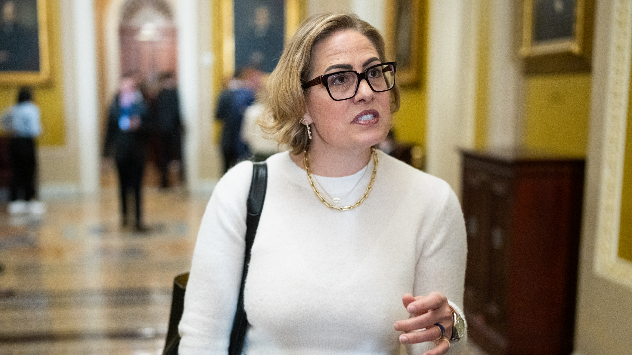 Mantan Senator Kyrsten Sinema menghadapi gugatan hukum di pengadilan