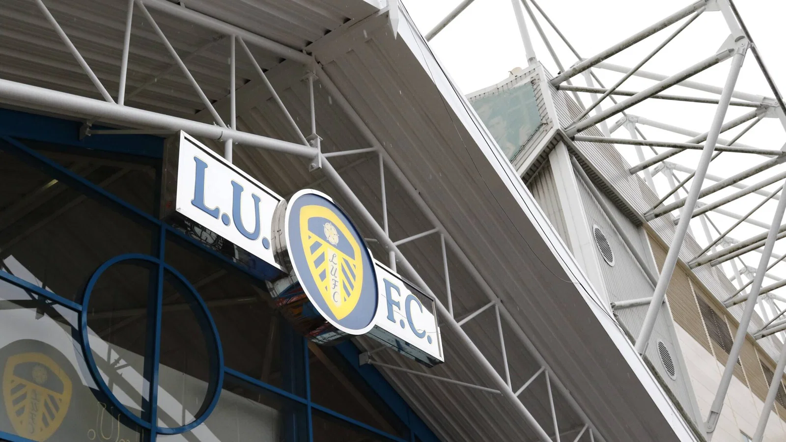 Largie Ramazani dalam sesi latihan bersama Leeds United di Elland Road