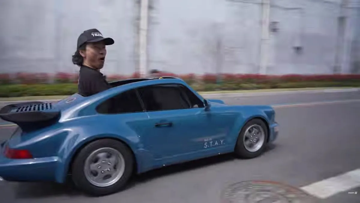 Larry Chen melakukan drift menggunakan mobil listrik mini Porsche 964 di Shanghai