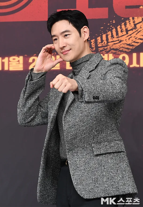 Aktor Lee Je-hoon dalam acara konferensi pers drama terbarunya