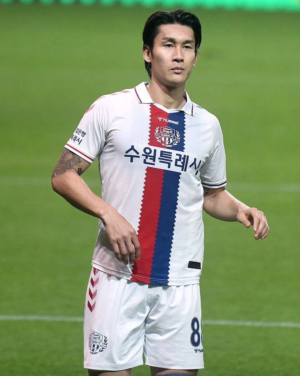 Lee Yong saat bermain untuk Suwon FC di lapangan sepak bola