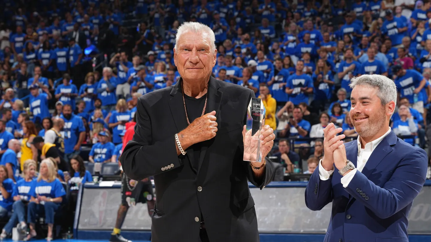 Legenda bola basket NBA Don Nelson saat memimpin pinggir lapangan
