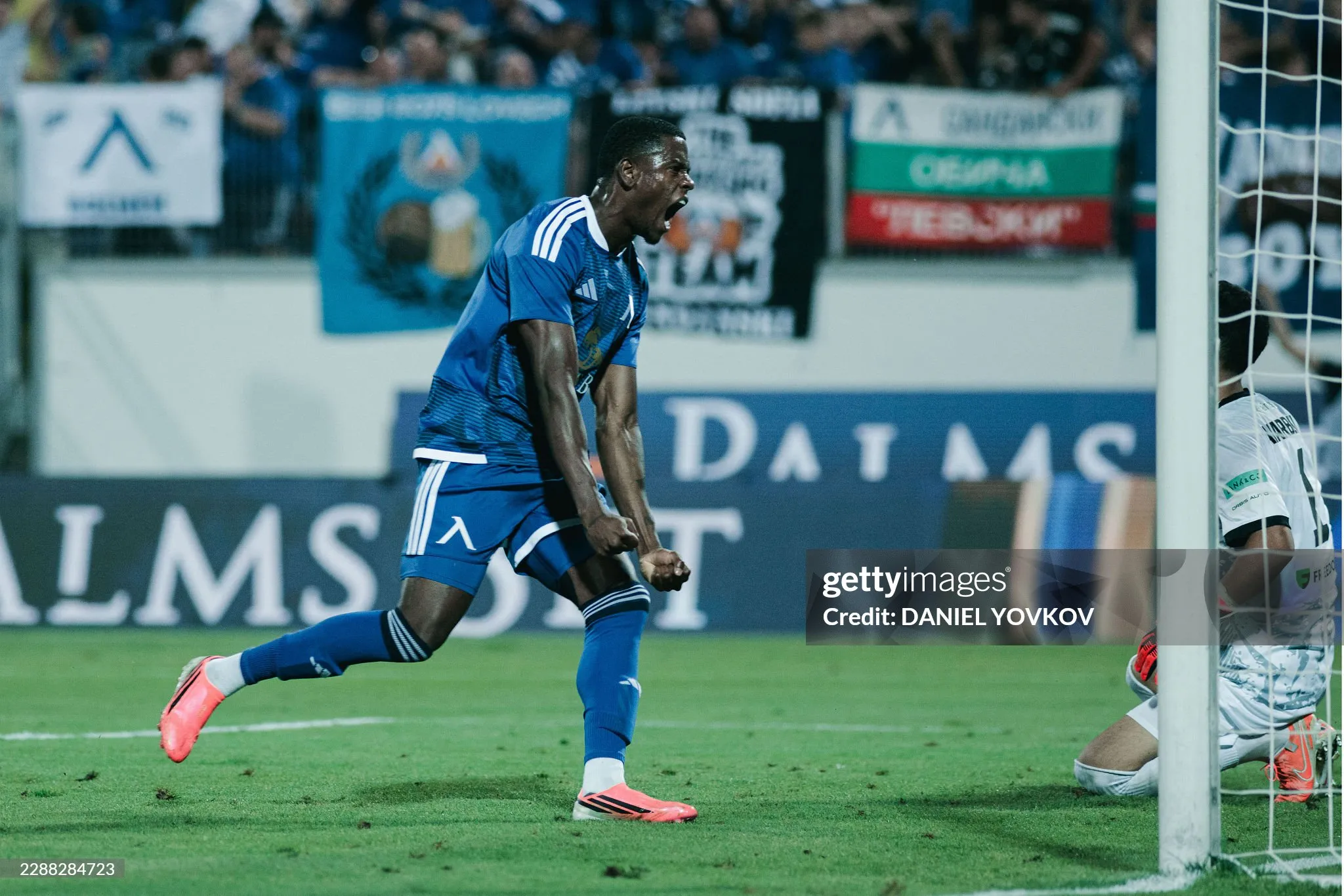 Pemain Levski Sofia merayakan gol kemenangan 1-0 atas Kairat Almaty di Vivacom Arena