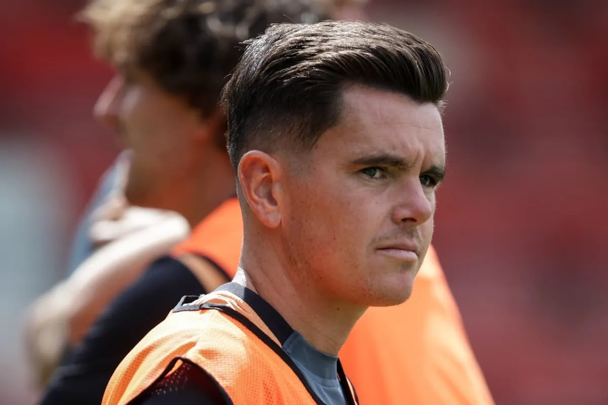Gelandang Liam Kelly resmi bergabung dengan Peterborough United dari MK Dons