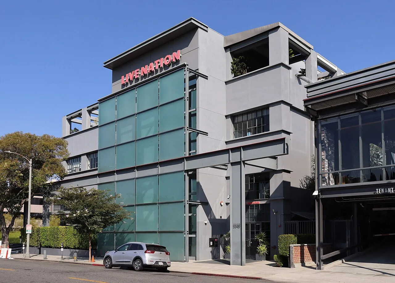 Gedung perkantoran dan logo Live Nation Entertainment perusahaan hiburan global