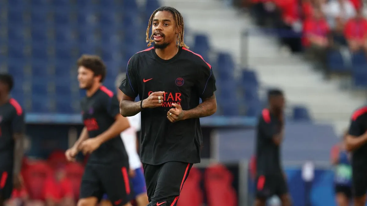 Winger PSG Bradley Barcola beraksi dalam pertandingan sepak bola