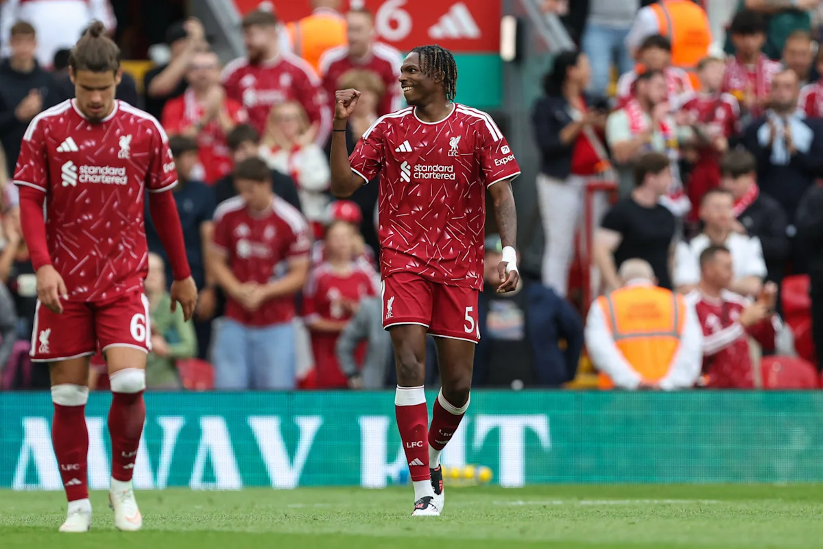 Jeremy Jacquet merayakan gol debutnya saat Liverpool mengalahkan Como