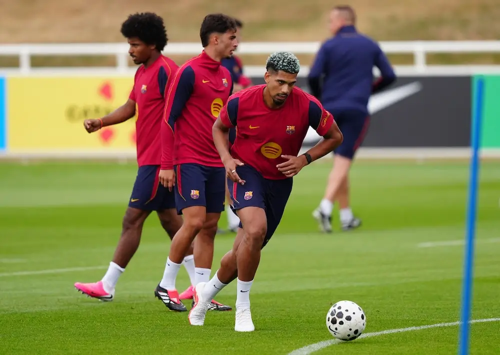 Ronald Araujo dalam balutan jersey klub saat bersiap menjalani sesi latihan bersama