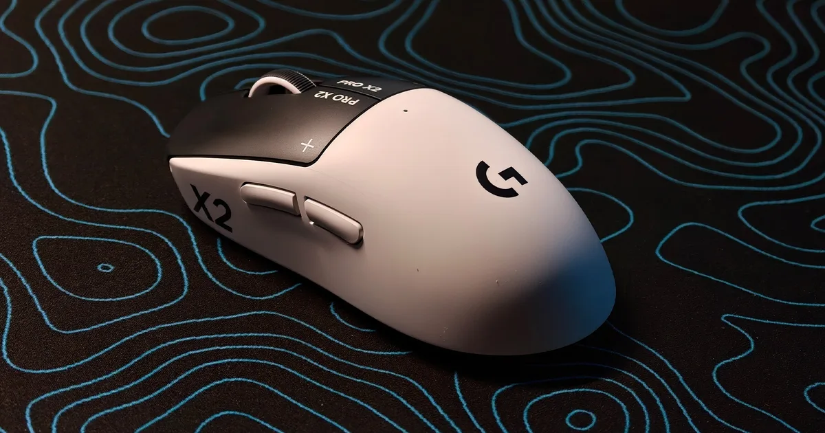 Mouse gaming Logitech PRO X2 SUPERSTRIKE dengan teknologi haptic HITS di atas meja