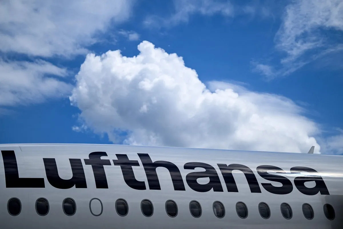 Pesawat Lufthansa terparkir di Bandara Internasional Frankfurt menyusul laporan penurunan laba