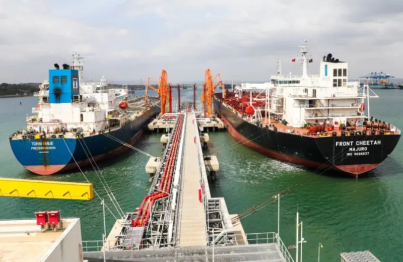 Kapal tanker minyak di pelabuhan sebagai ilustrasi ancaman kenaikan harga BBM global