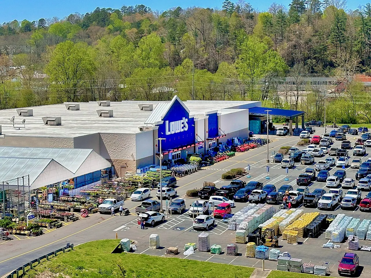 Gedung pusat operasional dan toko ritel Lowe's di Amerika Serikat