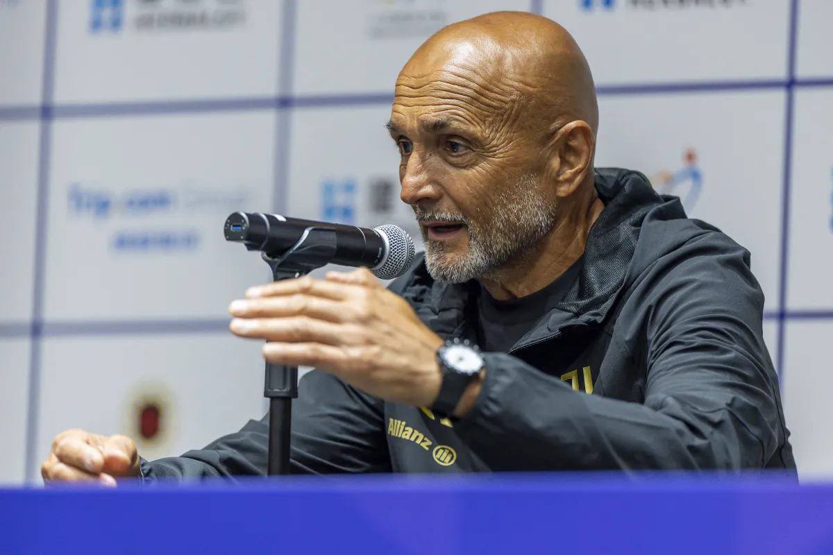 Pelatih Juventus Luciano Spalletti memberikan instruksi kepada para pemain di pinggir lapangan