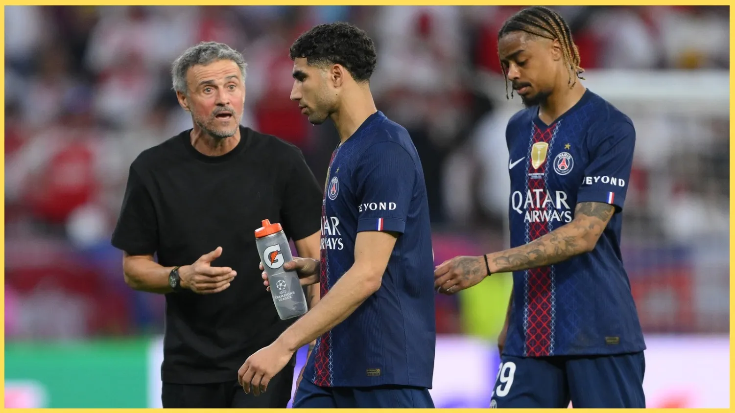 Pelatih Paris Saint-Germain Luis Enrique saat memberikan keterangan pers