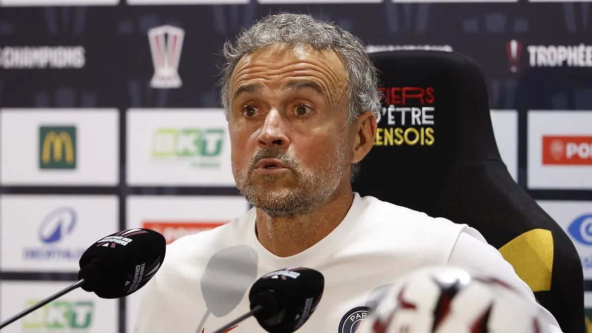 Luis Enrique beri respons dingin soal rumor transfer pemain PSG