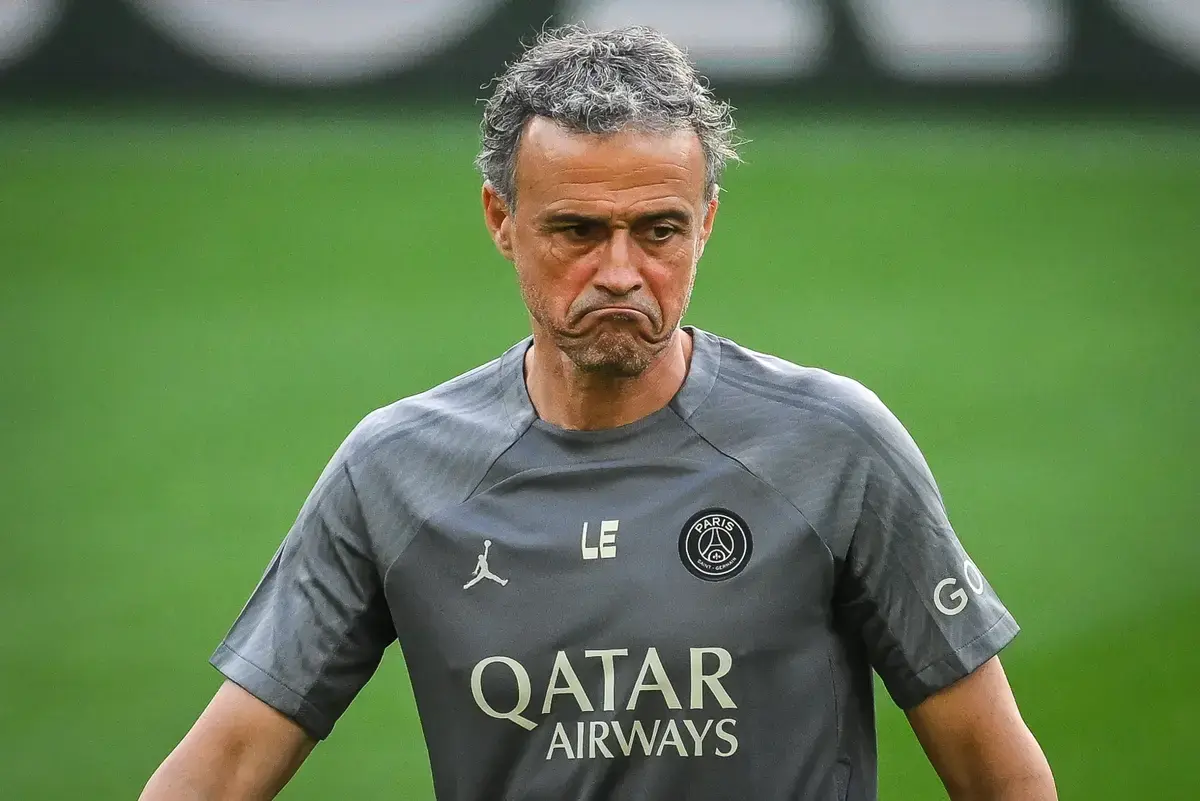 Pelatih PSG Luis Enrique saat memberikan keterangan pers terkait situasi pemain
