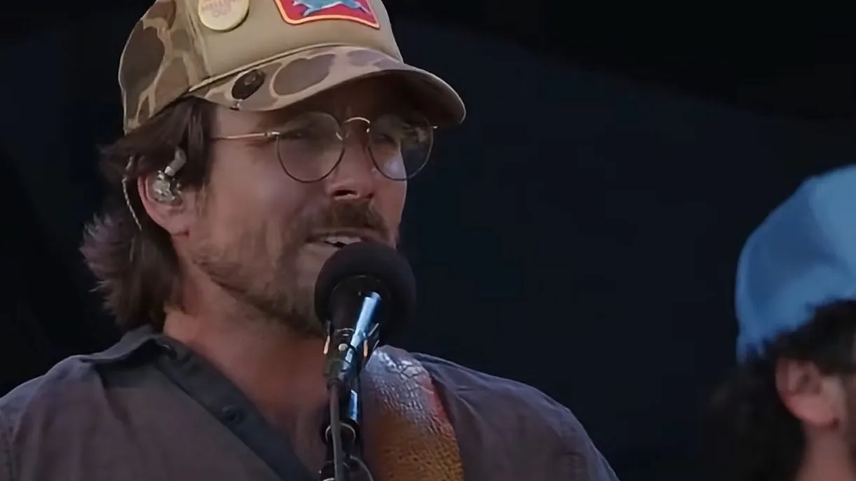 Musisi Lukas Nelson saat tampil membawakan lagu Grateful Dead di atas panggung