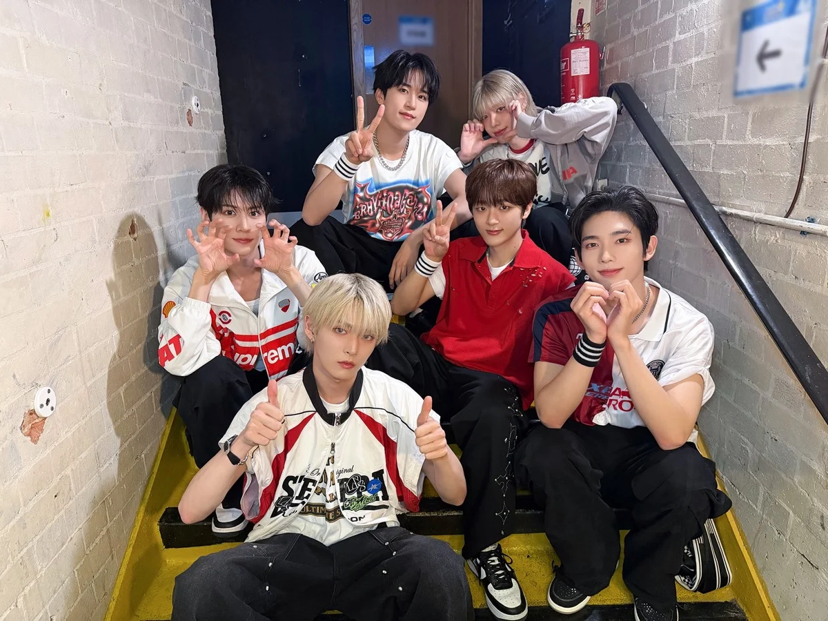 Boy group LUN8 saat tampil memukau di konser solo perdana mereka di London