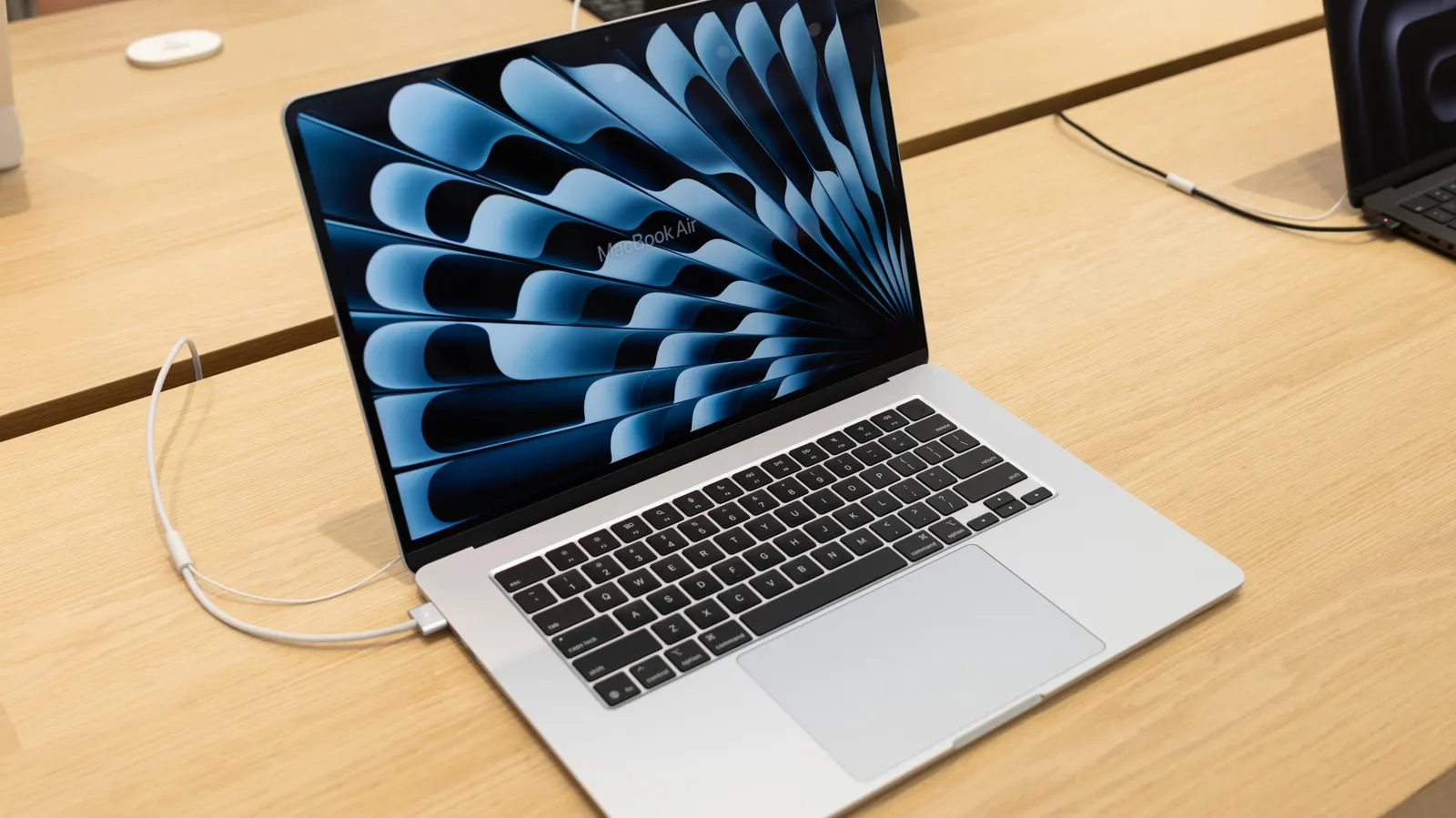 Ilustrasi pengisian daya MacBook Air menggunakan adapter berdaya tinggi