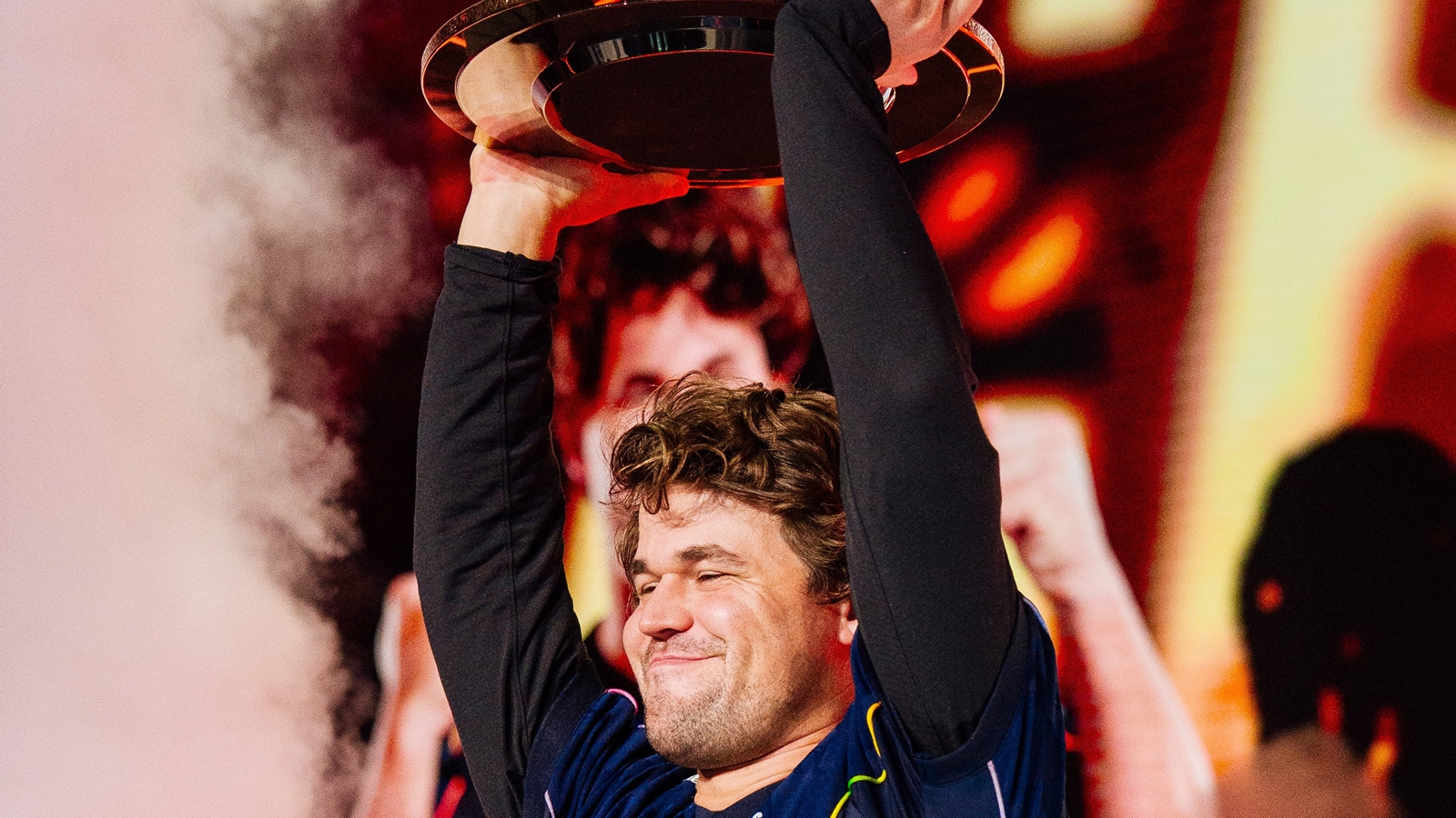 Magnus Carlsen mengangkat trofi juara Esports World Cup 2026 di Paris