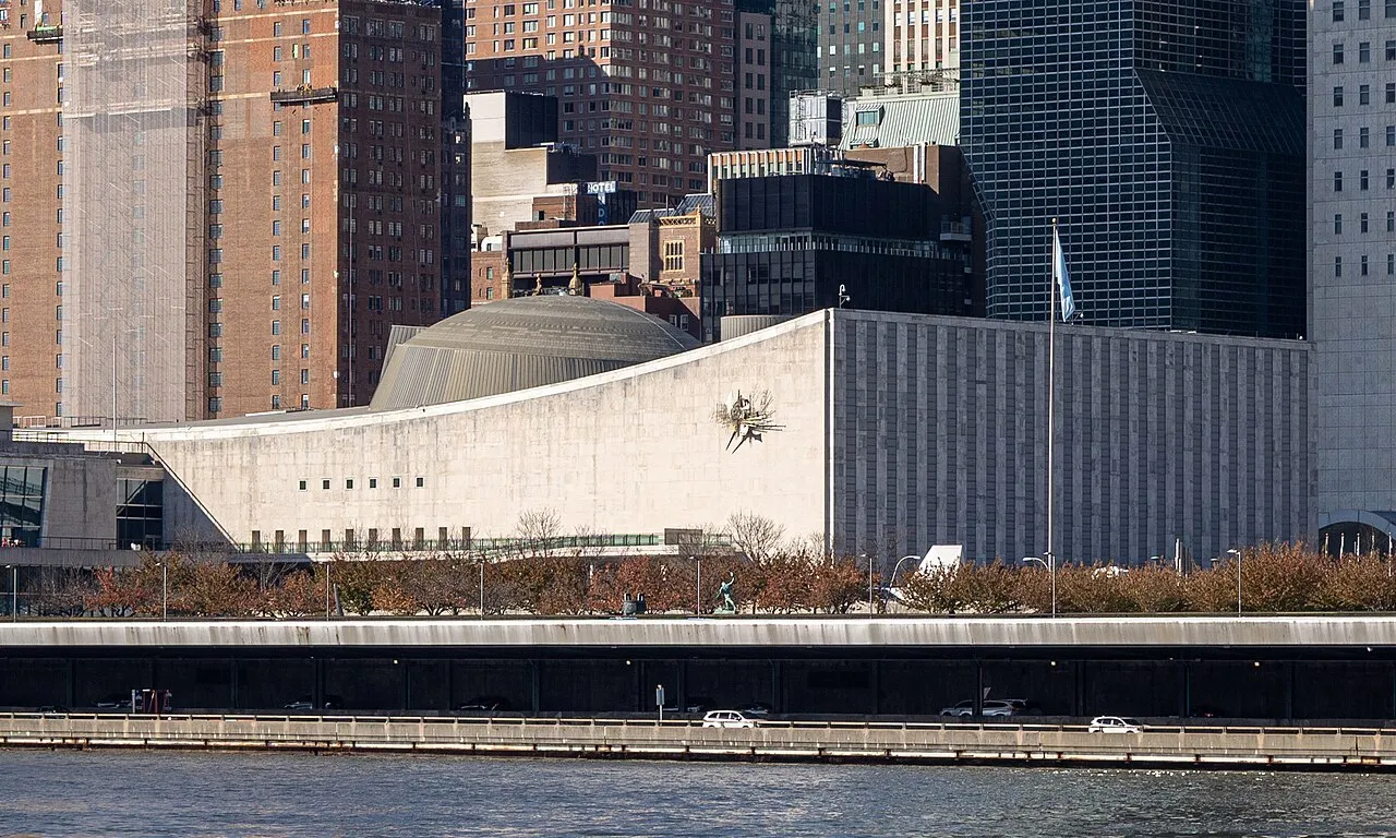 Gedung Markas Besar Majelis Umum PBB di New York City tempat berlangsungnya sidang tahunan.