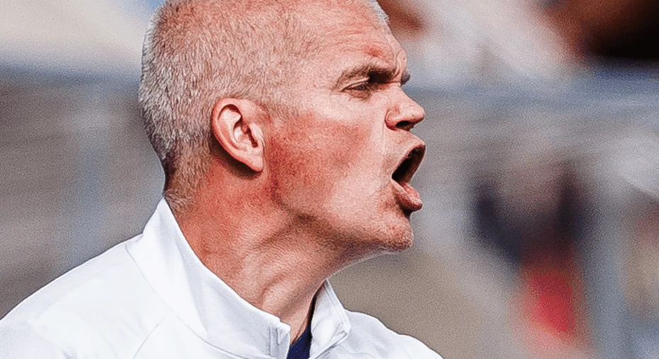 Pelatih Malmo FF Gaute Helstrup memberikan instruksi pinggir lapangan