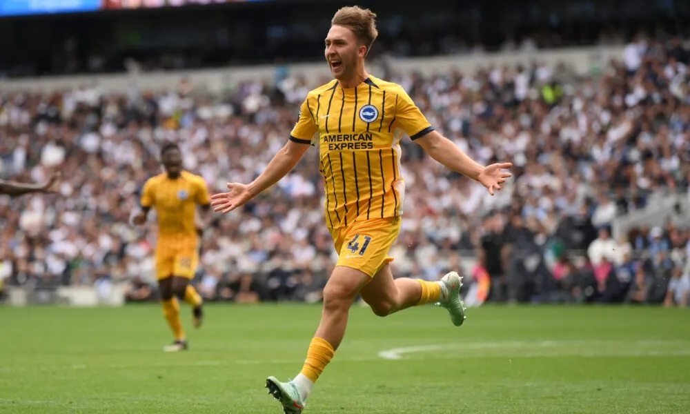 Jack Hinshelwood beraksi di lapangan bersama Brighton & Hove Albion