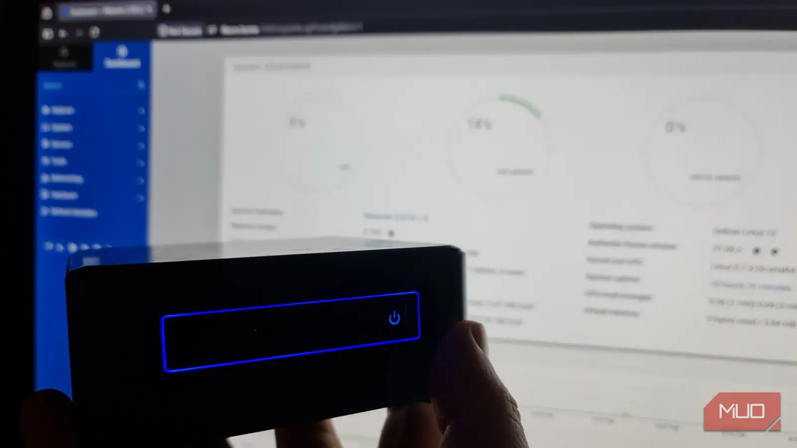 Ilustrasi Mini PC yang diubah menjadi Network Attached Storage menggunakan TurnKey Linux