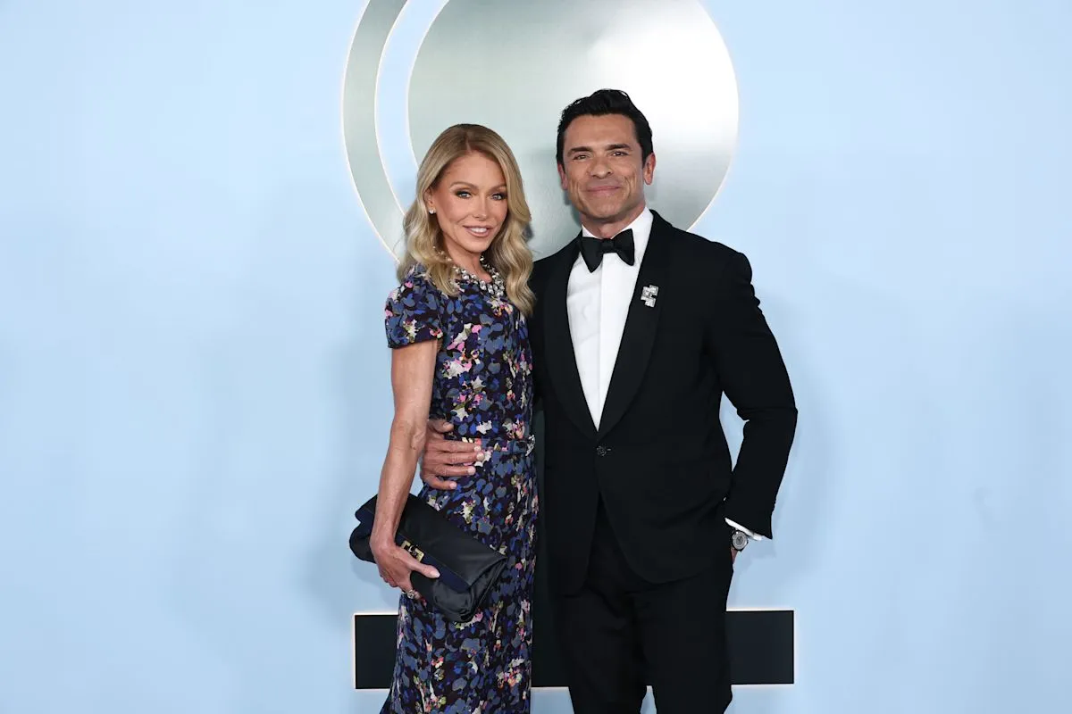 Mark Consuelos dan Kelly Ripa saat memandu acara Live with Kelly and Mark