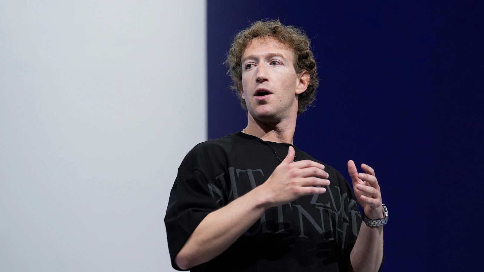 CEO Meta Mark Zuckerberg saat mengumumkan model AI open source terbaru
