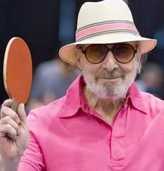 Ilustrasi meja tenis sebagai simbol perjalanan karier legendaris Marty Reisman